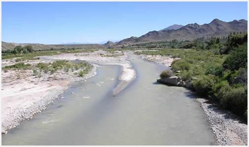 El agua toma nombres y colores distintos a su paso, y forma lagunas, diques embalses, y siempre vuelve a ser río.