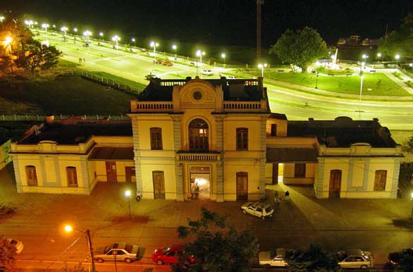 La moderna costanera, una de las luces de la ciudad.