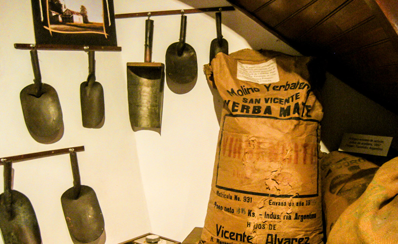 Muchas antique marcas de yerba mate en exhibición en el Museo del